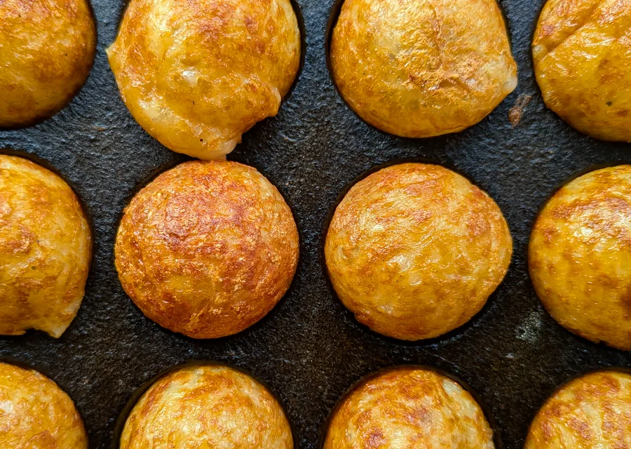 鉄板で焼き上がったたこやき
